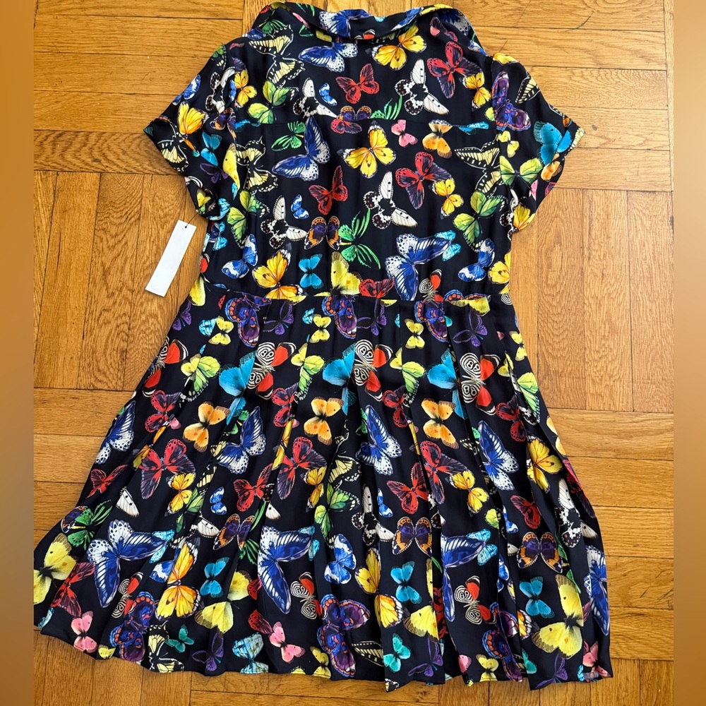 New- Alice + Olivia Tori Short Sleeve Pleated Shirt Dress - Picture 13 of 15